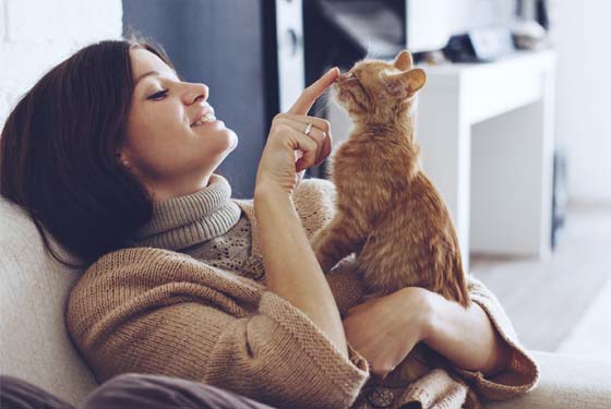 Frau mit Kitten auf dem Arm